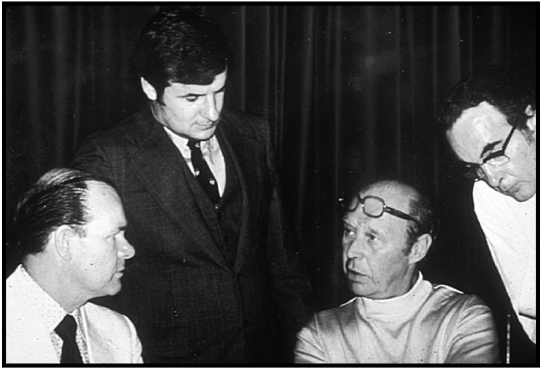 Esta fotografía fue tomada en Montreal, Canadá, en 1974 durante la fundación de la International Federation of Orthopaedic Manipulative Therapists (IFOMT). El Dr. Paris fue el presidente de la conferencia. Los otros tres fueron consejeros desde la reunión de 1970 en Amsterdam hasta llegar a este evento. La IFOMT se convirtió más tarde en una subsección de la WCPT. (Desde la izquierda: Geoffrey Maitland, Stanley Paris, Freddy Kaltenborn, y Gregory Grieve)16